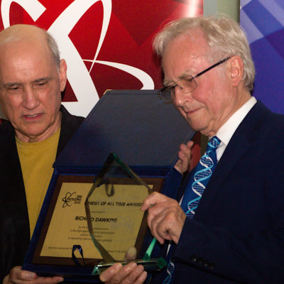Dan Barker w imieniu połączonych kapituł krajowej i międzynarodowej wręcza nagrodę specjalną Fundacji im Kazimierza Łyszczyńskiego ATEISTY WSZECH CZASÓW prof, Richardowi Dawkinsowi.